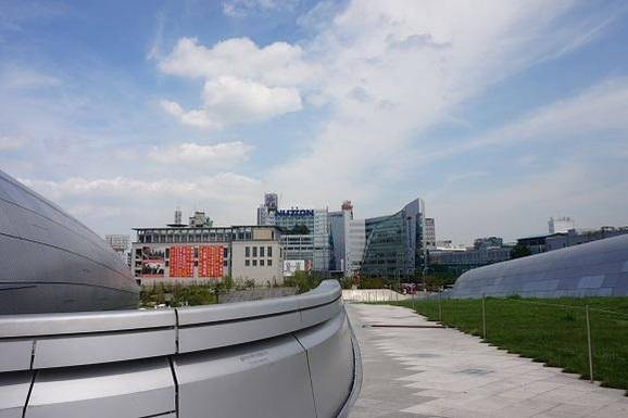 DDP 4층에서 바라본 전경. 유어스상가와 동대문패션비즈센터 등이 보인다. /우고운 기자