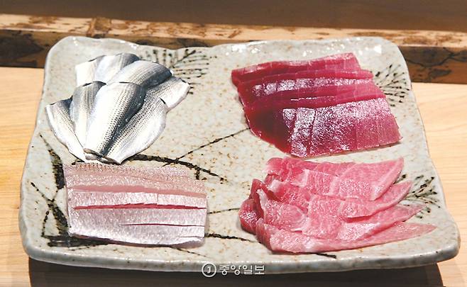 스시에 올라가는 생선들. 왼쪽 뒤부터 시계 방향으로 전어, 아카미, 참치 뱃살, 참돔.