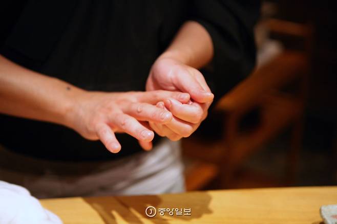 스시 교텐만의 니기리 방식 혼테가에시. 샤리를 1번만 눌러준다.