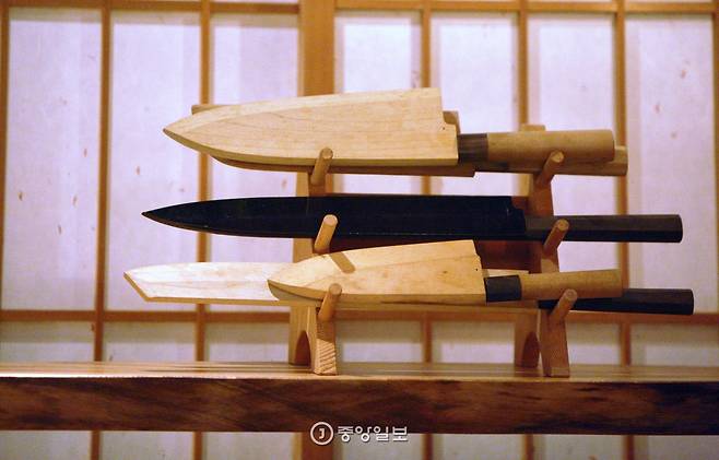 스시 교텐의 칼. 스시 칼은 무게로 써는 무거운 칼과 기술로 써는 가벼운 칼로 나뉜다. 교텐은 가벼운 칼을 쓴다.