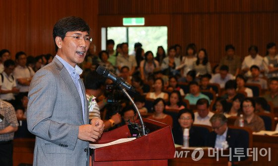 안희정 충남도지사가 23일 서울 여의도 국회 헌정기념관에서 열린 대기오염 저감과 새로운 전력수급체계 모색을 위한 국회 정책토론회에서 인사말을 하고 있다. 2016.8.23/뉴스1  <저작권자 © 뉴스1코리아, 무단전재 및 재배포 금지>