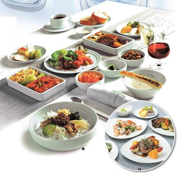 ① 대한항공 대표 기내식인 비빔밥 메뉴와 양식 스테이크. 비빔밥을 선택하는 승객이 60% 정도다. ② 아시아나는 이탈리아 레스토랑 라쿠치나와 함께 양식 메뉴 개발을 지속하고 있다. [사진 각 항공사]