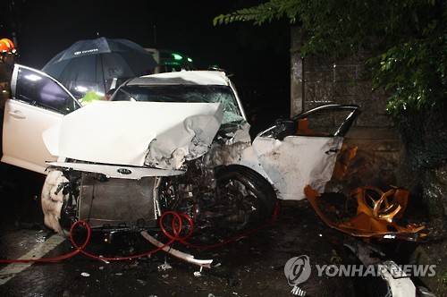 파손된 승용차     (대구=연합뉴스) 이강일 기자 = 3일 오전 4시25분께 대구시 달성군 논공읍 남리에서 옹벽을 들이받은 승용차. 이 사고로 운전자 최모(19)군을 포함해 고고생 5명이 크게 다쳐 병원으로 옮겼지만 모두 숨졌다.  [대구지방경찰청 제공=연합뉴스]