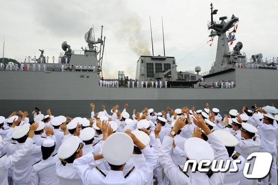 해군 순항훈련전단(전단장 준장 이상훈, 해사 42기)이 장병 및 가족들의 환송을 받으며 출항하는 모습. 2016.9.5/뉴스1 © News1 여주연 기자