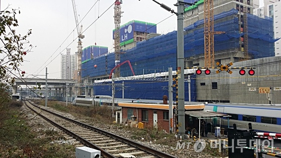 서울 마포구 성산동·서대문구 남가좌동 가좌역 일대에 들어서는 '가좌지구 행복주택' 인공지반(데크) 아래로 열차가 지나가고 있다. /사진=신현우