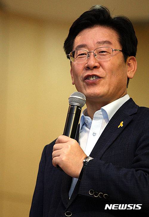 【광주=뉴시스】신대희 기자 = 이재명 경기 성남시장이 5일 오후 광주 서구 쌍촌동 광주가톨릭대학교 평생교육원에서 '지방자치 어떻게 할 것인가'를 주제로 강연하고 있다. 2016.09.05.    sdhdream@newsis.com