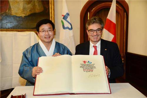 염태영 수원시장과 피터 잘로만 독일 프라이부르크 시장.