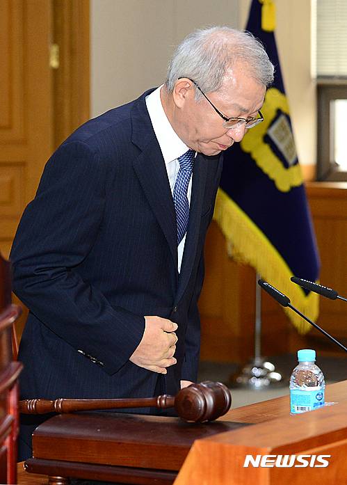 【서울=뉴시스】최동준 기자 = 양승태 대법원장이 6일 오전 서울 서초동 대법원에서 열린 전국 법원장 긴급회의에 참석하고 있다.   양 대법원장은 이 자리에서 정운호 전 네이처리퍼블릭 대표로부터 억대의 금품을 받은 혐의로 구속된 김수천 인천지법 부장판사 사건과 관련해 대국민 사과를 했다. 2016.09.06.   photo@newsis.com