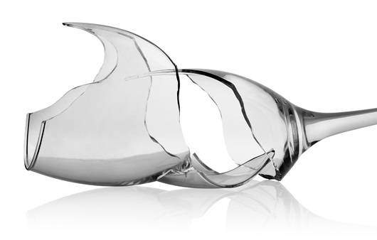 깨진 유리 와인잔