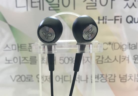 V20의 후면과 번들 이어폰에는 B&O 플레이 로고가 새겨져있다. LG전자는 V20과 함께 기본 제공되는 번들이어폰도 B&O 플레이와 함께 개발했다. (사진=지디넷코리아)