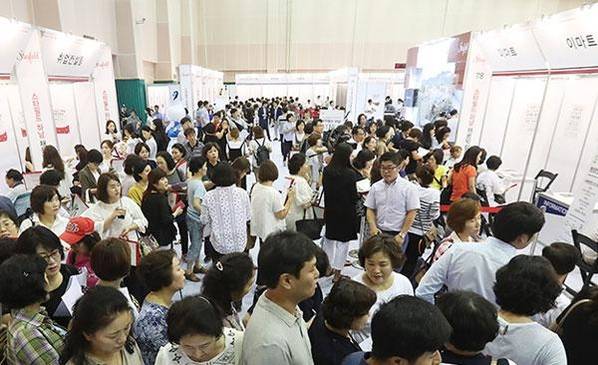 서울 삼성동 코엑스에서 열린 취업 박람회에서 취업 준비생들이 줄을 서서 취업 상담을 받고 있다./조선DB