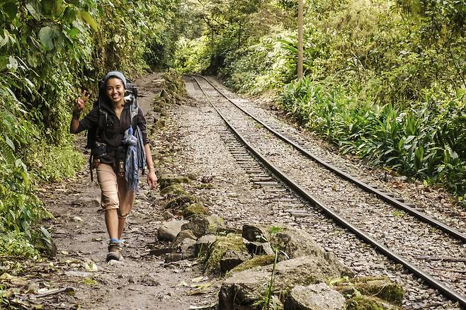 아과스칼리엔테스에서 수력발전소로 이어지는 철길에서, 가비. 노동효 제공