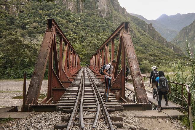 수력발전소에서 아구아스 칼리엔테로 이어지는 마추픽추행 샛길. 노동효 제공