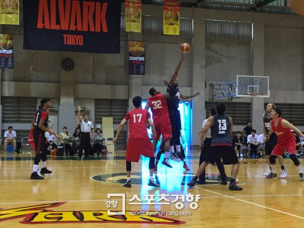 울산 모비스가 7일 KBL에서 활약했던 트로이 길렌워터(팁오프하는 검은 유니폼)가 뛰는 일본 도요타 앨버크와 연습경기를 시작하고 있다. 모비스 제공