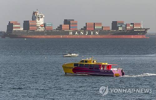 한진해운의 컨테이너선 한진 몬테비데오호가 지난 1일 미 캘리포니아주 롱비치 외항에 정박해 있는 모습 [AP=연합뉴스]