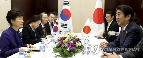 한·일 정상회담     (비엔티안=연합뉴스) 백승렬 기자 = 박근혜(왼쪽) 대통령과 아베 신조(오른쪽) 일본 총리가 7일 오후(현지시간) 라오스 비엔티안 국립컨벤션센터(NCC)에서 열린 한·일 정상회담에서 양국 현안에 대해 논의하고 있다.