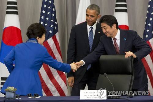2016년 3월 미국 워싱턴에서 열린 핵안보정상회의 때 박근혜 한국 대통령(왼쪽)과 아베 신조 일본 총리(오른쪽), 버락 오바마 미국 대통령(가운데)이 함께 있는 모습 [AP=연합뉴스 자료사진]