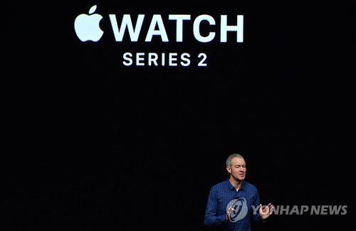 7일(현지시간) 애플 워치를 소개하는 제프 윌리엄스 애플 COO