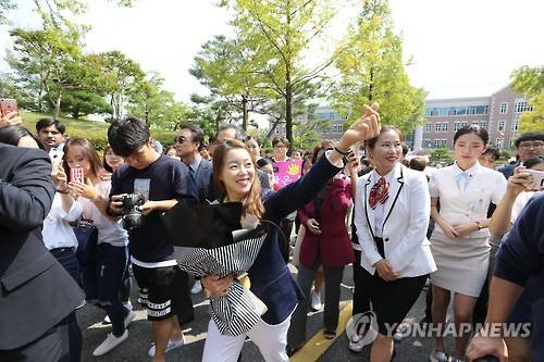 모교로 금의환향한 장혜진      (대구=연합뉴스) 리우 올림픽 여자 양궁 2관왕인 장혜진 선수가 8일 모교인 계명대를 찾아 열렬한 환영을 받았다. 2016.9.8. ［계명대 제공=연합뉴스］     duck@yna.co.kr