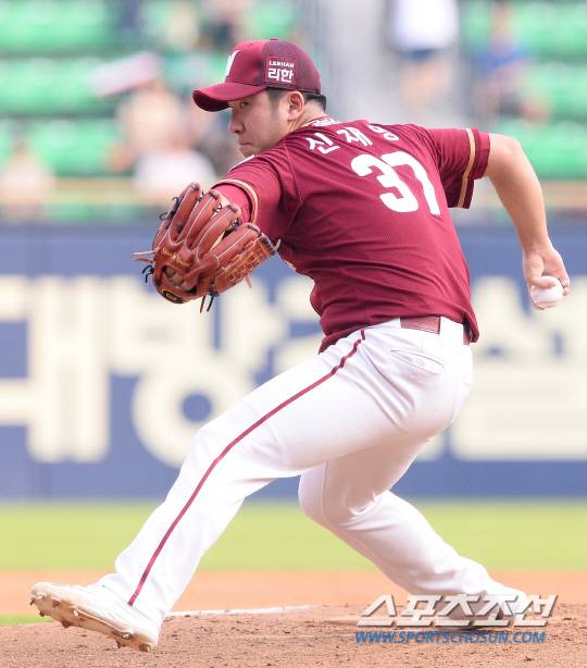 14일 서울 잠실야구장에서 KBO리그 두산 베어스와 넥센 히어로즈의 경기가 열렸다. 두산 니퍼트와 넥센 신재영이 선발 맞대결을 펼쳤다. 힘차게 투구하고 있는 신재영. 잠실=송정헌 기자 songs@sportschosun.com/2016.08.14