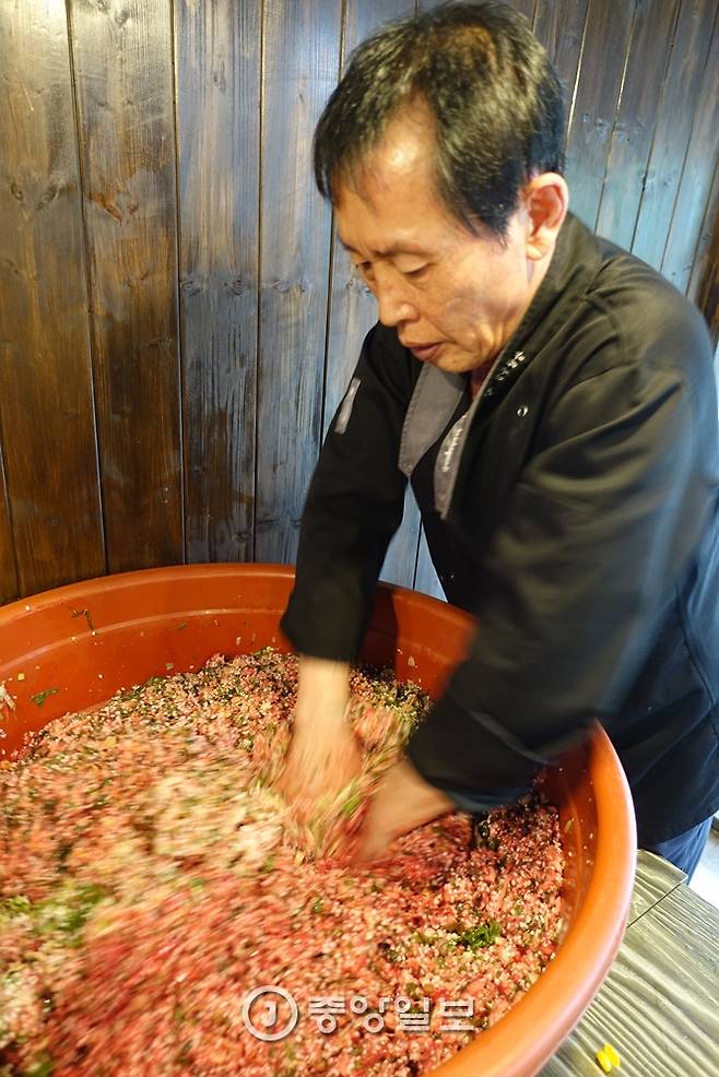 순대 속을 만드는 과정은 다진 돼지고기, 채 친 깻잎과 삶은 배추, 볶은 대파, 불린 찹쌀을 잘 섞은 다음 소금·설탕·된장·참기름을 넣고 고루 섞이도록 버무린다. 3단계로 선지를 갈아 넣고 바닥까지 뒤집어 한번 더 버무리면 준비가 끝난다.