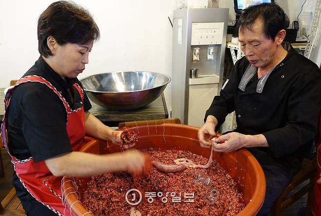 함경도 출신 윤종철 요리사 부부가 준비된 속을 채워 함경도식 찹쌀순대를 만들고 있다.