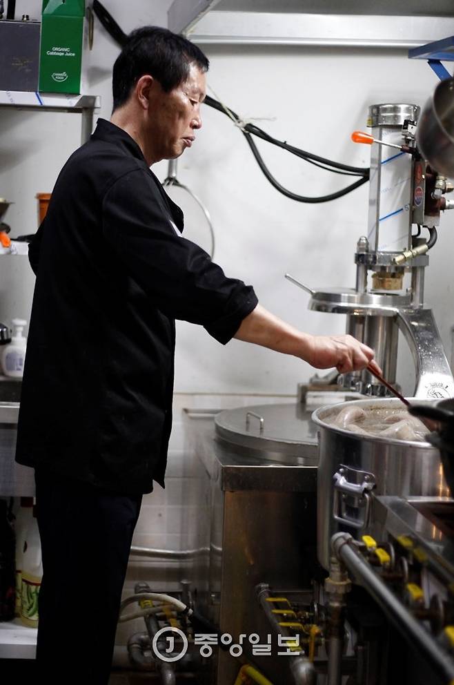 속을 채운 순대를 삶을 때는 불만 때면 되는 게 아니다. 익어가는 과정을 계속 들여다보고 저어줘야 한다.