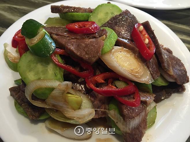 쇠고기 수육을 채소와 함께 초간장 양념에 무친 소고기회무침.