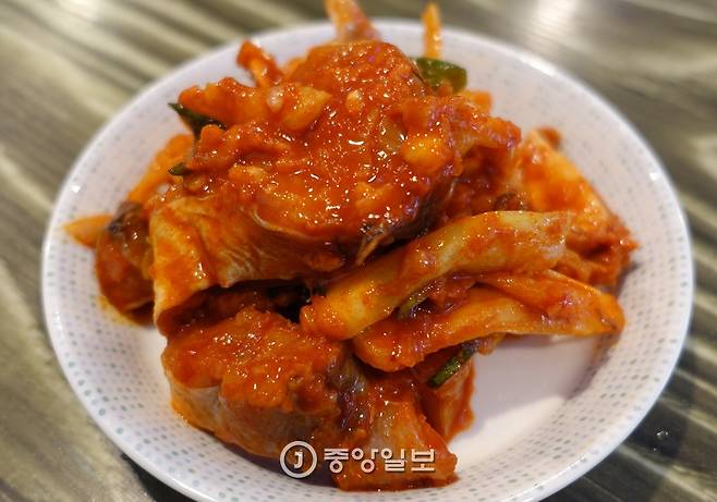 서울에서는 맛보기 힘든 명태식해. 잘 익으면 다른 생선의 식해보다 맛이 아주 시원하다.