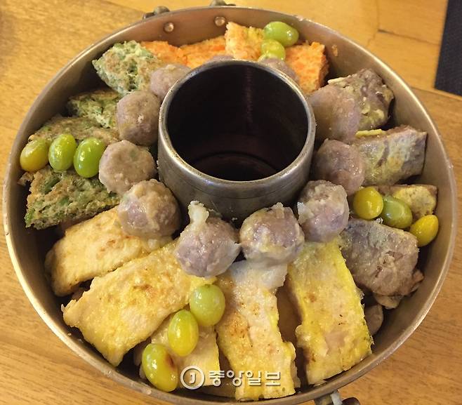 신선로는 재료음식을 굽그릇에 담고 육수를 부어 상에서 끓이면서 먹는다. 하루 전에 예약해야 준비할 수 있다. 들어가는 전·완자 등을 일일이 만들기 때문이다. 4~5인용 안주로 넉넉하다.