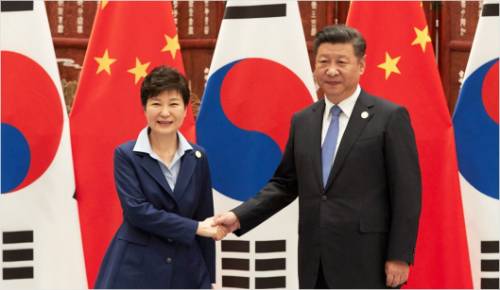 박근혜 대통령이 시진핑 중국 국가주석과 5일 오전(현지시간) 항저우 서호 국빈관에서 열린 한-중 정상회담 전 악수하고 있다. (사진=청와대 제공)