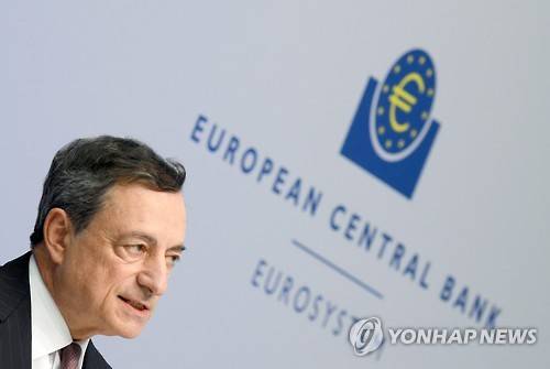 (프랑크푸르트 EPA=연합뉴스) 마리오 드라기 유럽중앙은행(ECB) 총재가 8일 오후(현지시간) 기자회견을 하고 있다.