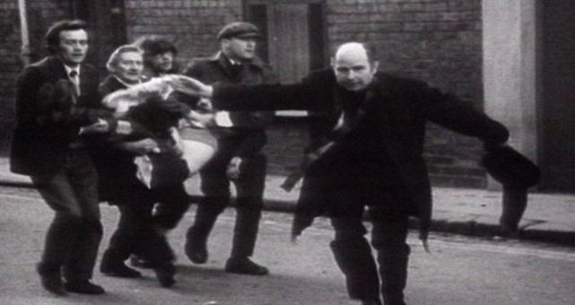 1972년 1월 30일 북아일랜드 데리시에서 일어난 '피의 일요일'  참극 현장. 시민들이 호송하는 부상자가 17세 소년 재키다. 댈리는 사제 서품을 받던 날 어머니가 이름을 수놓아 선물한 흰 손수건을 흔들며 영국 공수부대의 총구 앞에 섰다. 위키피디아.