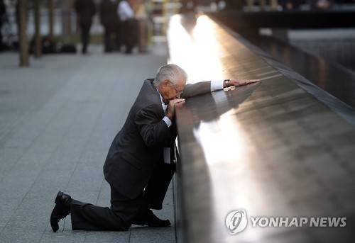 2011년 9·11 테러로 아들을 잃은 아버지가 뉴욕 세계무역센터 기념물에 적힌 아들의 이름 앞에 선 모습 [EPA=연합뉴스 자료사진]