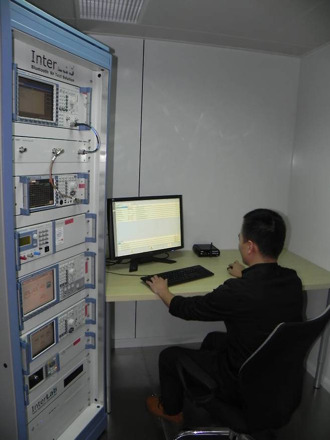 블루투스 SIG 테스트 기기를 KTL 중국 지사 직원이 테스트하고 있다.