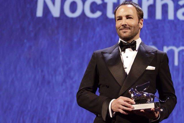 그림 1패션디자이너 겸 영화감독 톰 포드가 지난 10일(현지시간) 제73회 베니스영화제 시상식에서 심사위원대상을 받은 뒤 포즈를 취하고 있다. 베니스국제영화제 제공