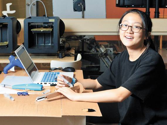 누구나 원하는 맛의 껌을 즉석에서 만들어 먹을 수 있는 껌 기계를 개발 중인 사수현 도전자.