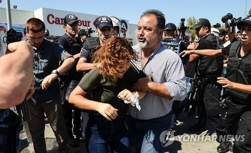9일 터키 디야르바크르주(州)에서 쿠르드계 교사 대량 해고에 반대하는 시위를 하는 교사가 경찰에 연행되고 있다. [AFP=연합뉴스]