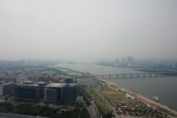 LG트윈타워 옥상에서 바라본 전경. 서쪽으로 여의도공원과 국민일보 사옥, 태영빌딩 등이 보인다. /우고운 기자