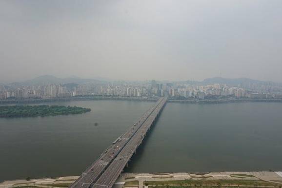 LG트윈타워 옥상에서 강북 방향으로 바라본 전경. 정면으로 한강과 마포대교, 밤섬 등이 보인다. /우고운 기자