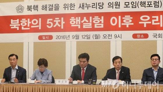 한민구 국방장관이 12일 서울 여의도 국회 귀빈식당에서 열린 북핵 해결을 위한 새누리당 의원 모임(핵포럼) 긴급 간담회에서 모두 발언을 하고 있다. 사진=뉴스1.