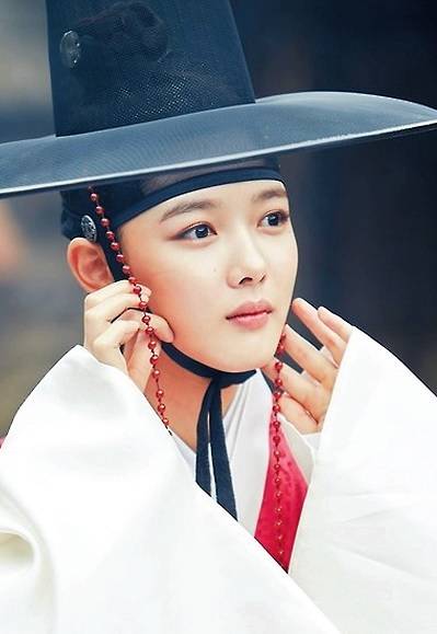 ‘남장여자’ 드라마에는 빠지지 않는‘ 공식’이 있다. 이 공식이 평이한 스토리를 극적으로 끌고 가는 역할을 한다.‘ 남장여자’ 캐릭터가 존재함으로써 로맨스는 보다 다채로운 그림으로 연출된다. 사진은‘ 구르미 그린 달빛’에서 남장여자를 연기중인 김유정. [사진=‘구르미 그린 달빛’ 공식홈페이지]