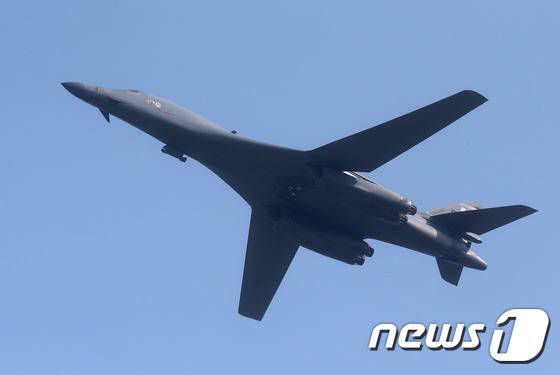 미국 전략폭격기 B-1B가 13일 오전 괌 기지를 출발해 경기도 오산 공군기지 상공을 지나고 있다. (사진공동취재단) 2016.9.13/뉴스1 © News1 사진공동취재단