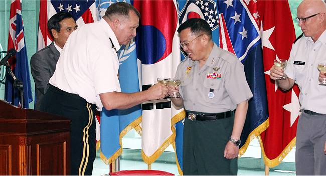 2013년 7월 27일 정전협정 60주년 기념식에서 전인범 당시 유엔사 군사정전위 한국군 수석대표가 제임스 셔먼 주한미군사령관과 건배하고 있다. [동아일보]