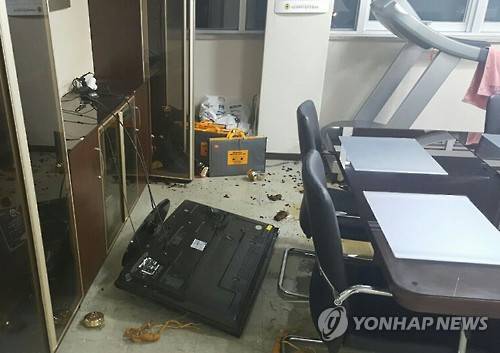 (포항=연합뉴스) 12일 로후 경주에서 발생한 지진으로 포항시 남구 4층 건물 내 사무실의 TV 등 집기가 떨어지거나 부서져 난장판이 됐다. 2016.9.12 [독자 제공=연합뉴스]