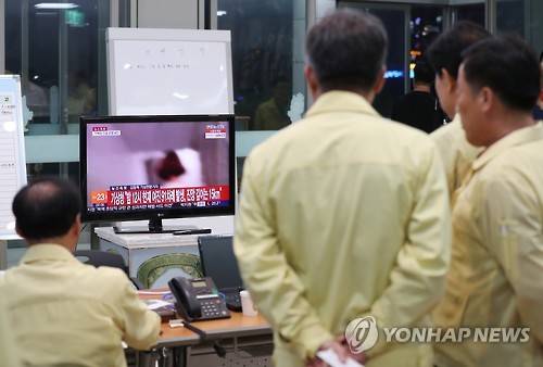 (경주=연합뉴스) 김현태 기자 = 12일 저녁 경주 지역에서 강력한 규모의 지진이 2차례 발생했다. 이날 저녁 재난대책본부가 마련돤 경주시청에서 관계자들이 지진관련 뉴스를 보고 있다. 2016.9.13