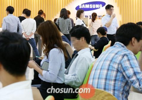 9월 13일 서울 종로구의 삼성전자 서비스센터가 제품 수리를 받으러 온 고객들로 붐비고 있다. /조선일보DB