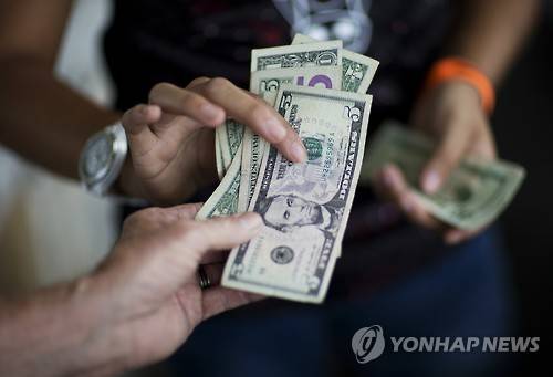 핀란드에서 월 70만원을 기본소득으로 보장하는 제도가 시범도입됐다. 사진은 미국 저임노동자의 월급[AP=연합뉴스 자료사진]