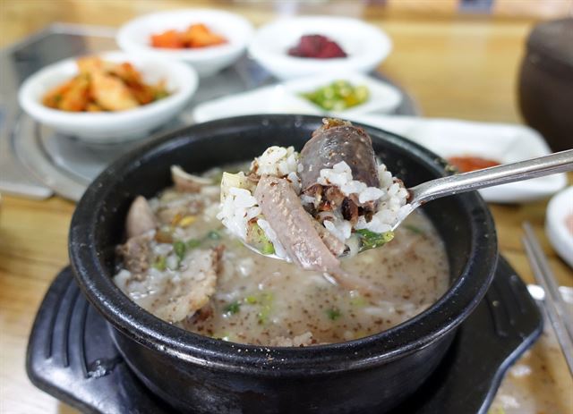 충남 천안시 성환 순대타운에서 점심으로 먹은 순대국. 큰 힘이 됐다.