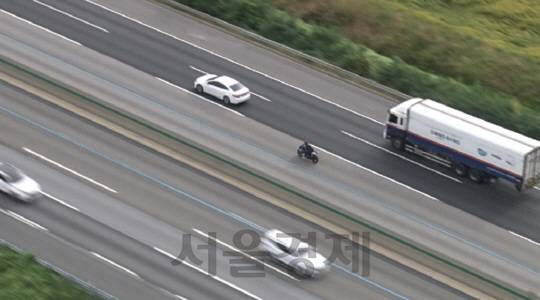 사우디아라비아인 A씨가 18일 오토바이를 타고 시속 250Km/h로 경부고속도로를 질주하고 있다./사진제공=경찰청
